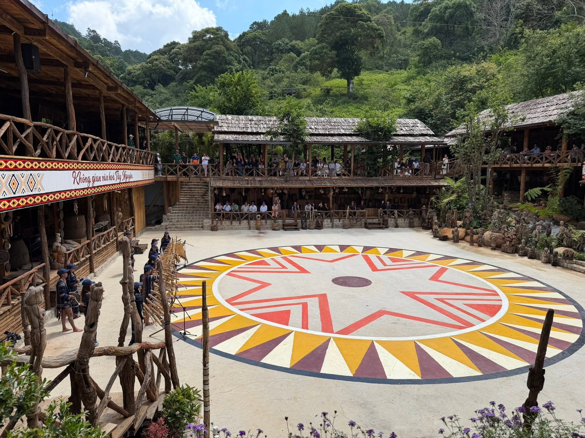 "Mặt đất bao la anh em ta về, Gặp nhau mừng như bão cát quay cuồng trời rộng."